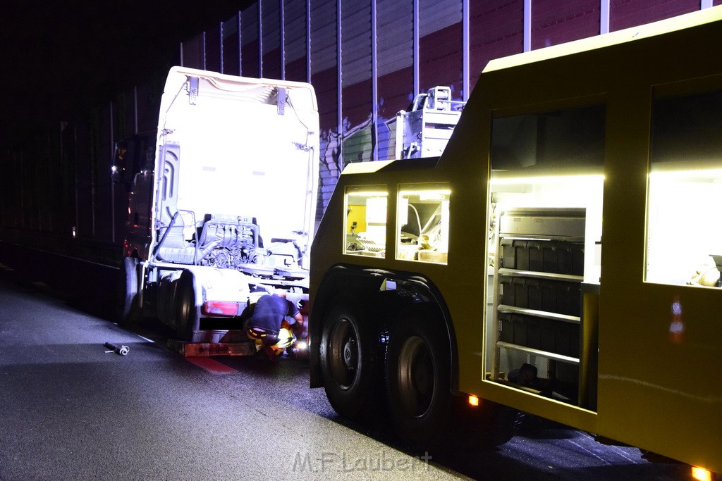 LKW Verfolgung A 3 Rich Oberhausen gestellt mit Nagelbrett Hoehe AS Koeln Dellbrueck P33.JPG - Miklos Laubert